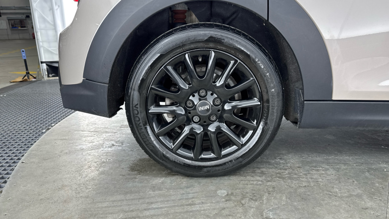 MINI Hatchback 1.5 Cooper Classic 5dr Auto [Nav Pack] Petrol Hatchback